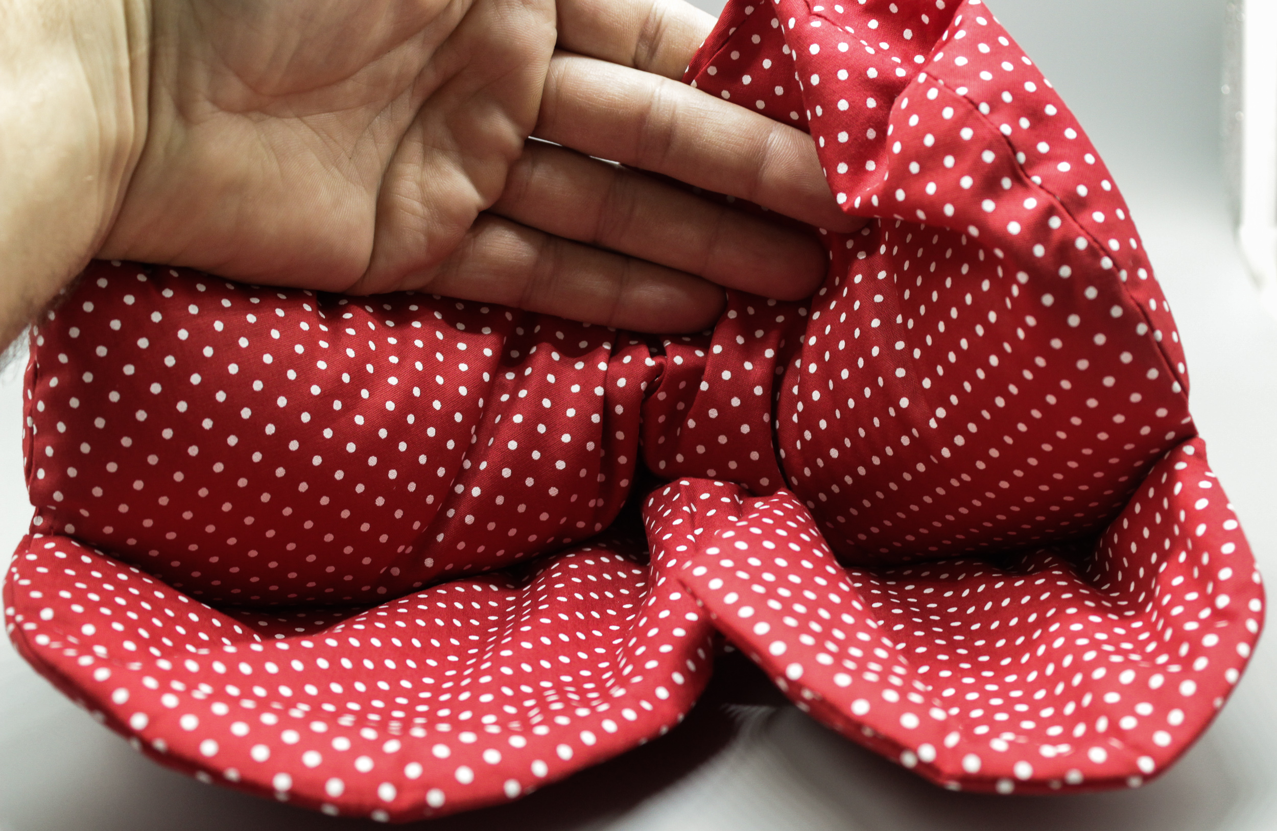 Raps-handfusskissen-rot-mit-hand-auf