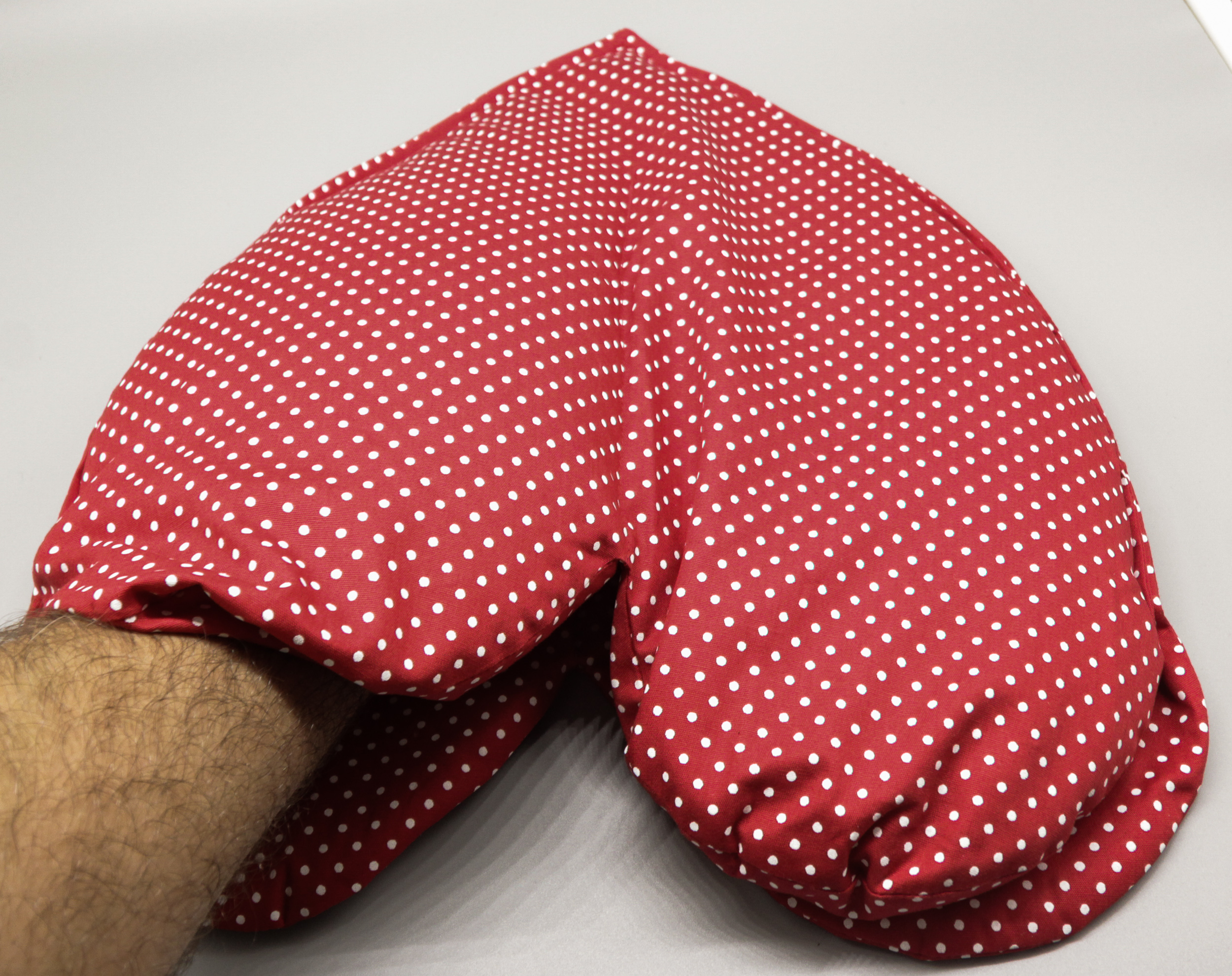 Rapsfusshandkissen-rot-mithand-zu